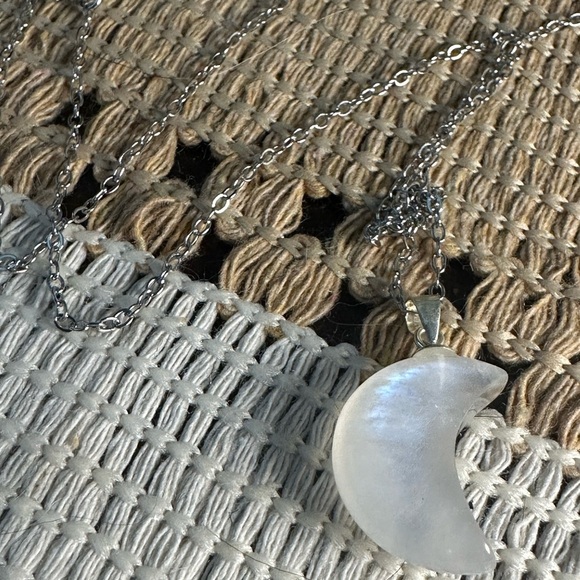 Blue Flash Moon Shaped Moonstone Pendant Necklace on Silver 925 Box Chain - Picture 12 of 14